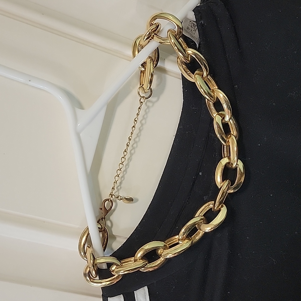 Super cute gold chunky necklace